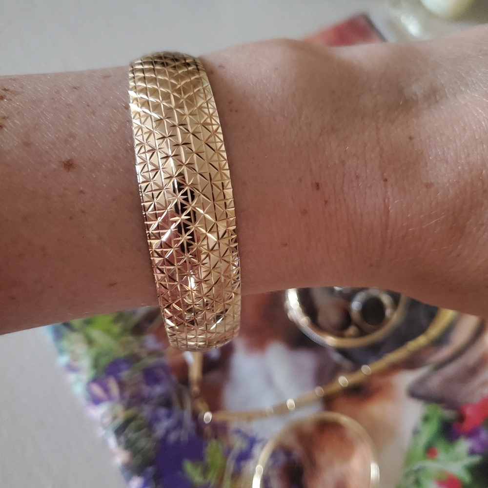 585 Gold Bangle
